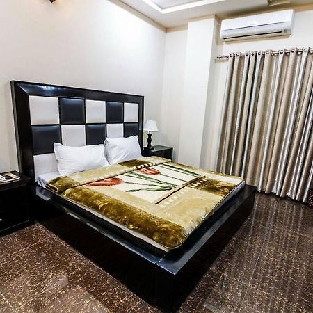 Midway Hotel & Restaurant Sadiqabad Ngoại thất bức ảnh