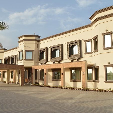 Midway Hotel & Restaurant Sadiqabad Ngoại thất bức ảnh