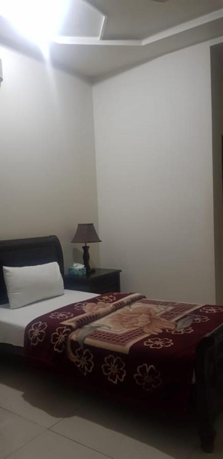Midway Hotel & Restaurant Sadiqabad Ngoại thất bức ảnh