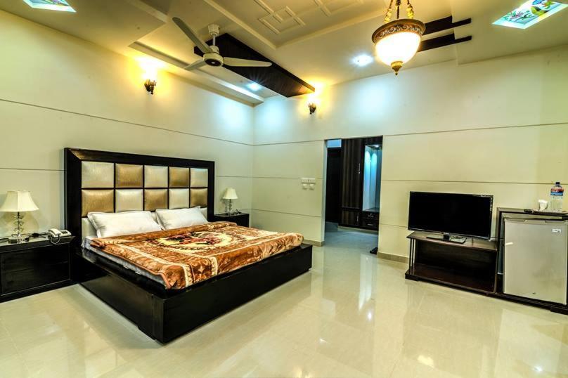 Midway Hotel & Restaurant Sadiqabad Ngoại thất bức ảnh