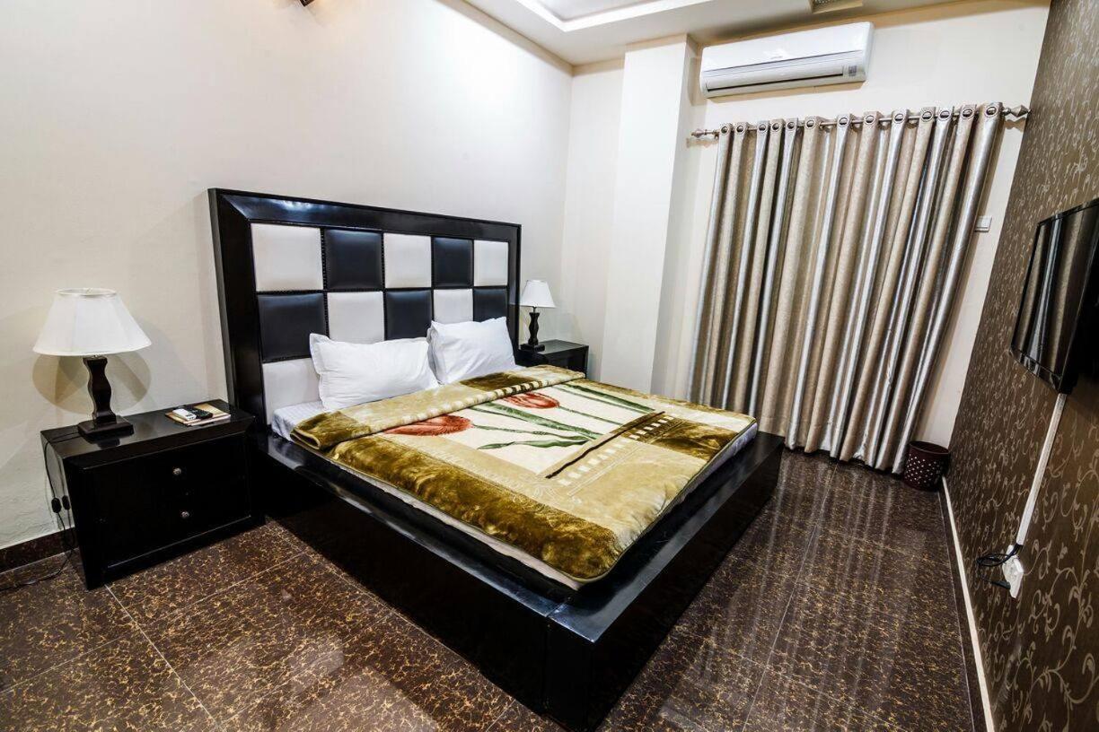 Midway Hotel & Restaurant Sadiqabad Ngoại thất bức ảnh