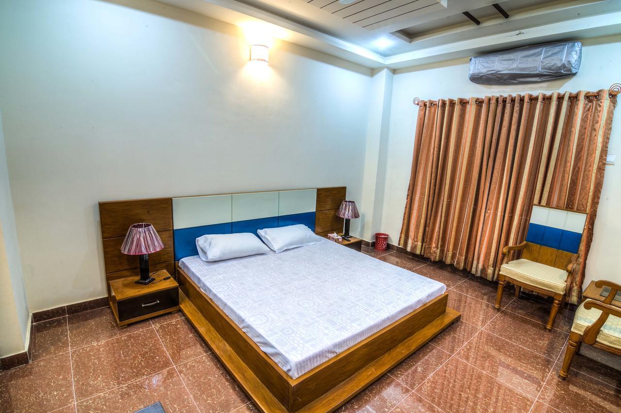 Midway Hotel & Restaurant Sadiqabad Ngoại thất bức ảnh