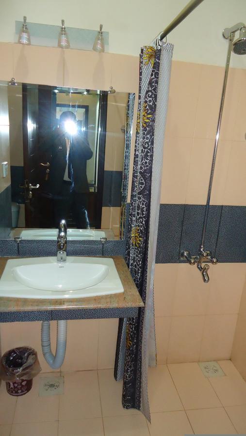 Midway Hotel & Restaurant Sadiqabad Ngoại thất bức ảnh