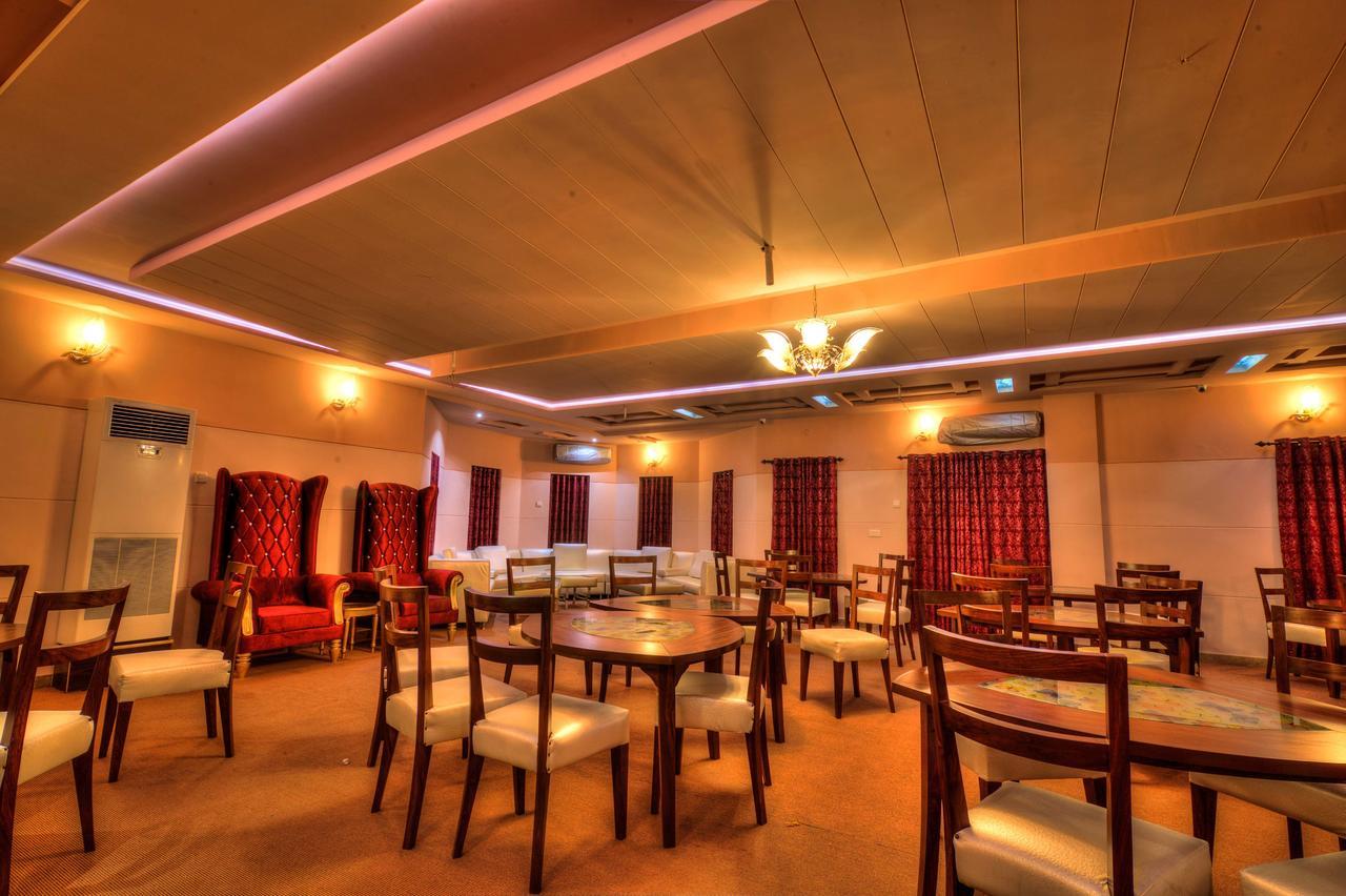 Midway Hotel & Restaurant Sadiqabad Ngoại thất bức ảnh