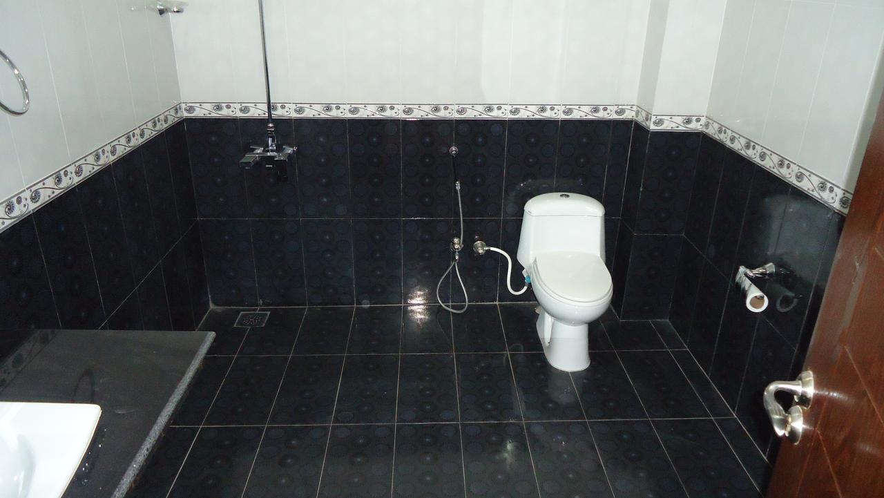 Midway Hotel & Restaurant Sadiqabad Ngoại thất bức ảnh