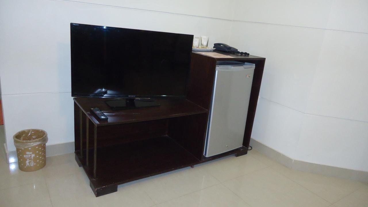 Midway Hotel & Restaurant Sadiqabad Ngoại thất bức ảnh