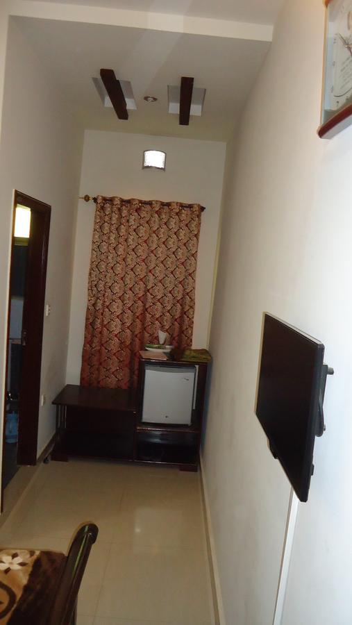 Midway Hotel & Restaurant Sadiqabad Ngoại thất bức ảnh
