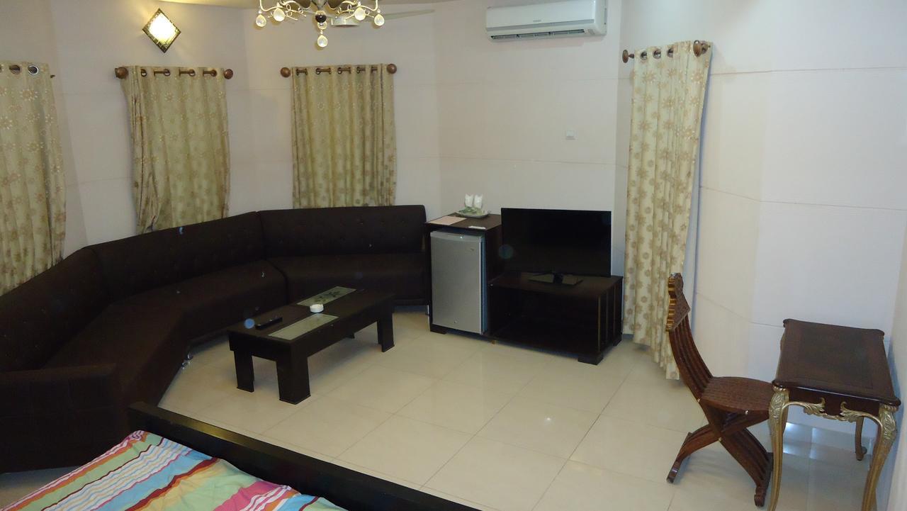 Midway Hotel & Restaurant Sadiqabad Ngoại thất bức ảnh