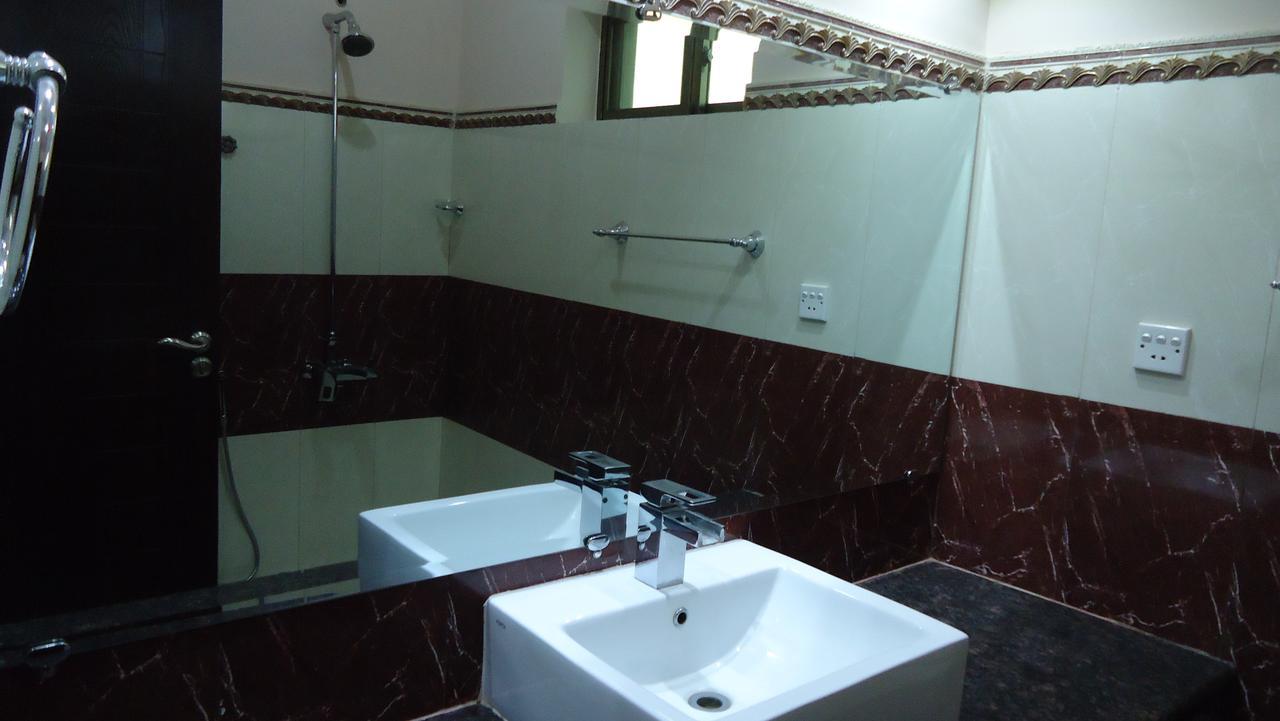 Midway Hotel & Restaurant Sadiqabad Ngoại thất bức ảnh