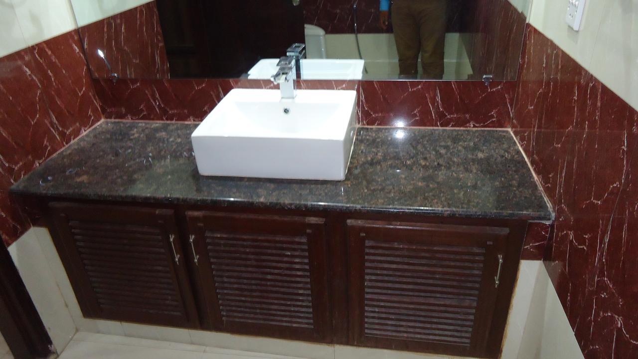 Midway Hotel & Restaurant Sadiqabad Ngoại thất bức ảnh