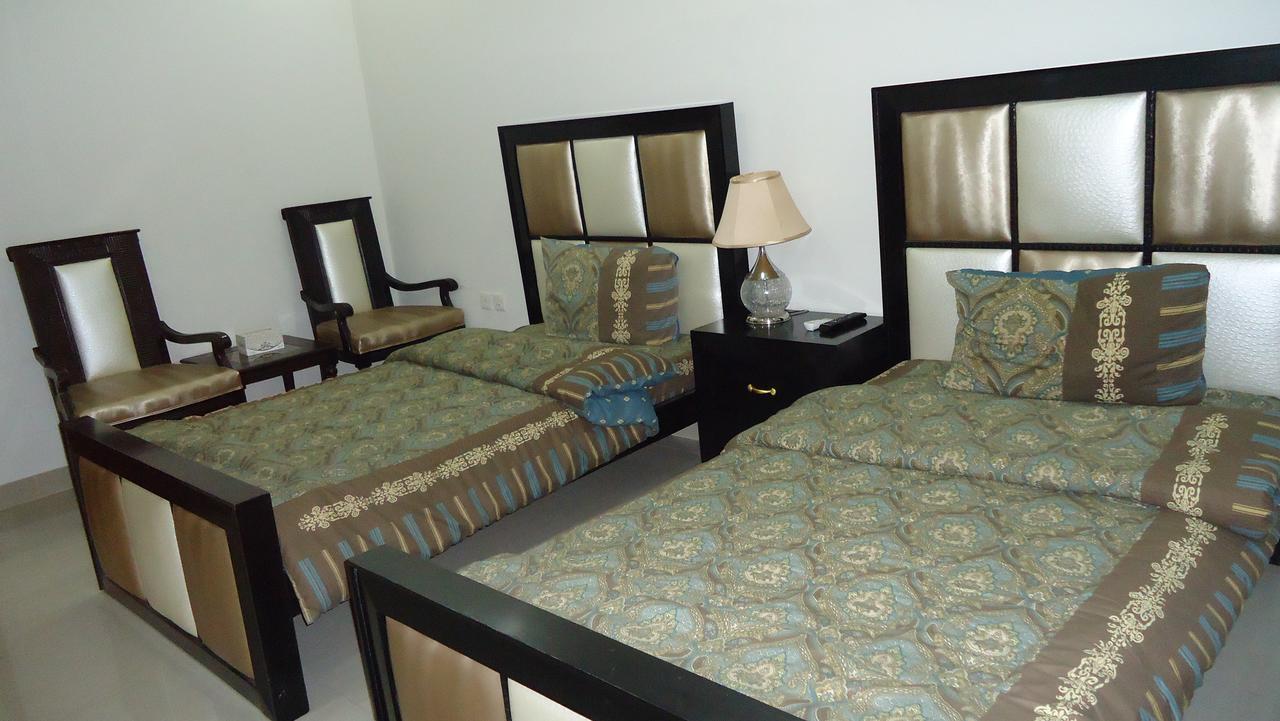 Midway Hotel & Restaurant Sadiqabad Ngoại thất bức ảnh