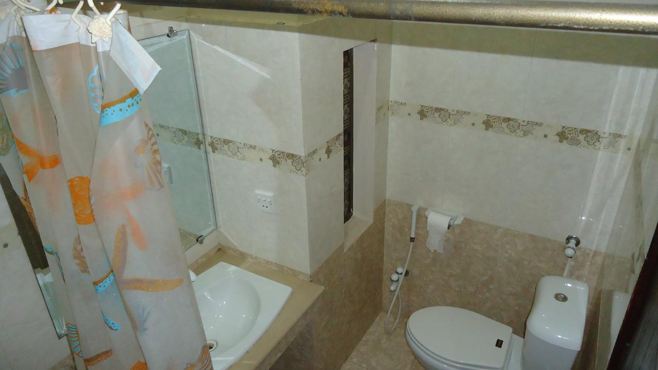 Midway Hotel & Restaurant Sadiqabad Ngoại thất bức ảnh