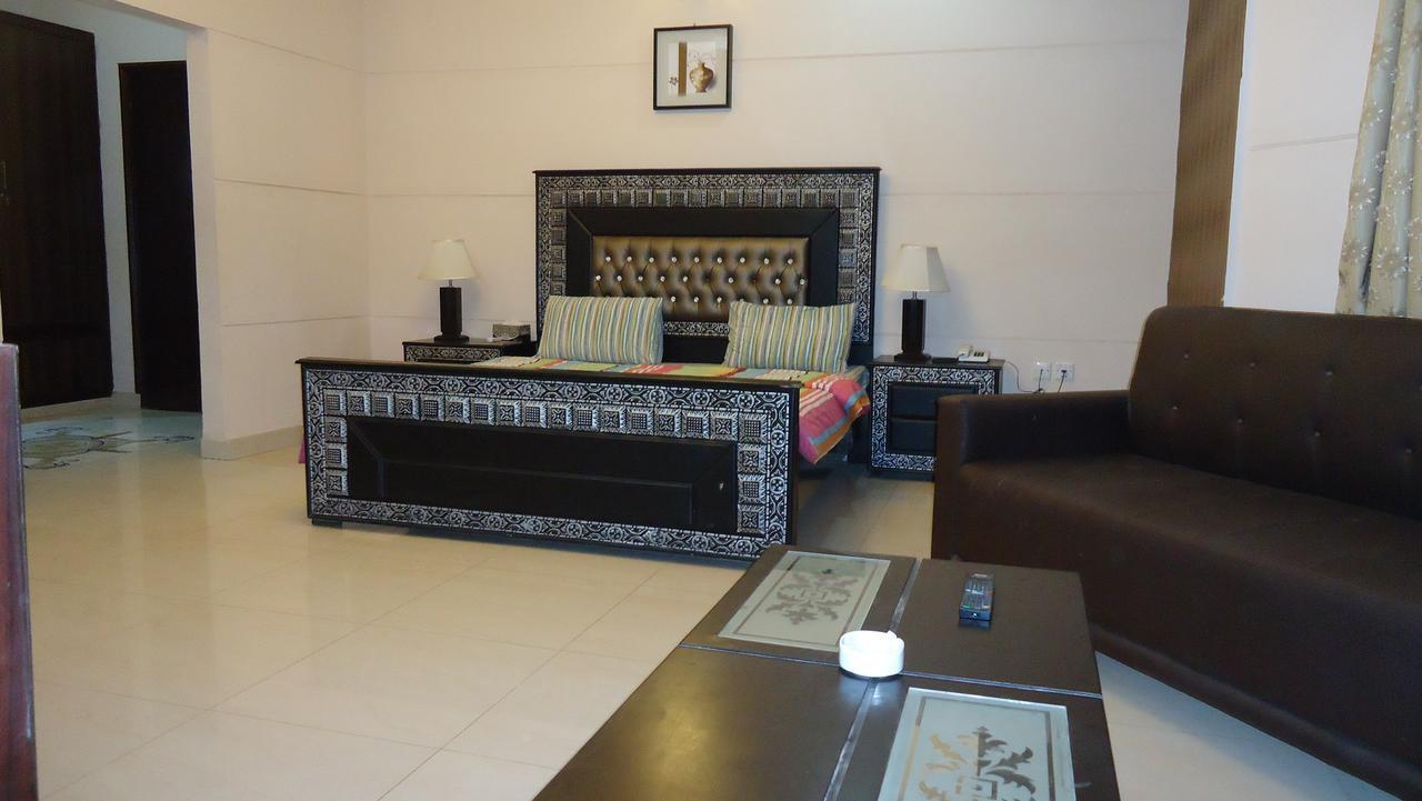 Midway Hotel & Restaurant Sadiqabad Ngoại thất bức ảnh