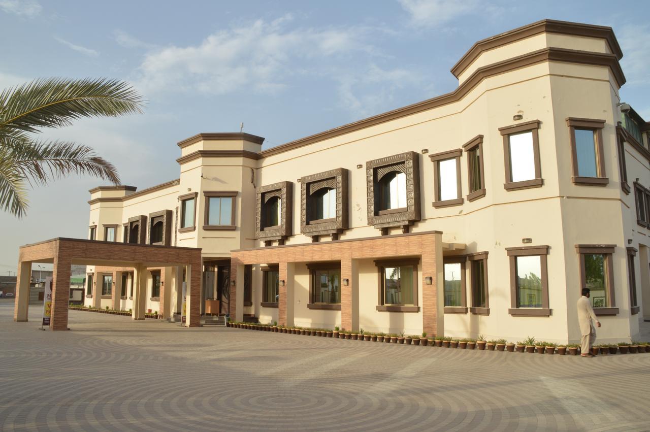 Midway Hotel & Restaurant Sadiqabad Ngoại thất bức ảnh