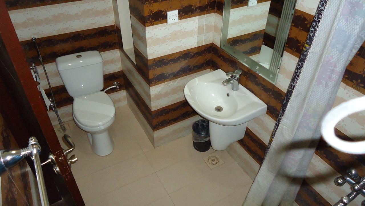 Midway Hotel & Restaurant Sadiqabad Ngoại thất bức ảnh