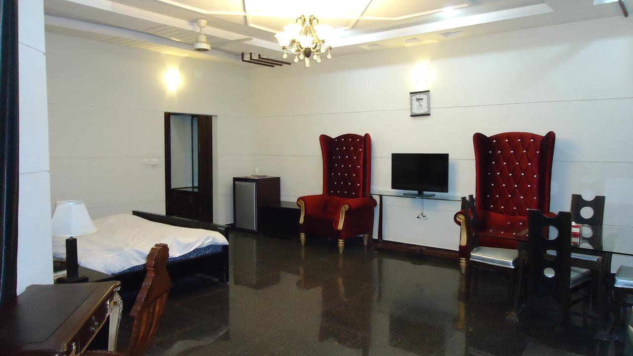 Midway Hotel & Restaurant Sadiqabad Ngoại thất bức ảnh