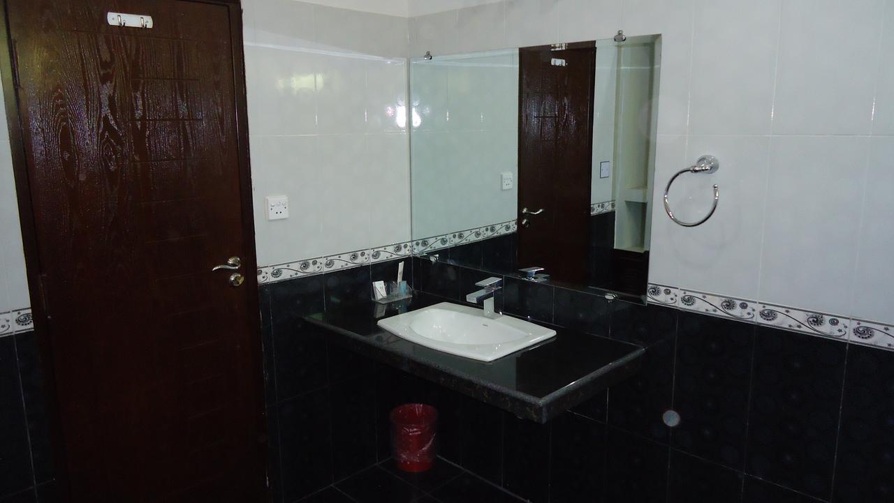 Midway Hotel & Restaurant Sadiqabad Ngoại thất bức ảnh