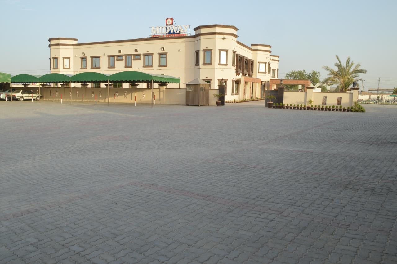 Midway Hotel & Restaurant Sadiqabad Ngoại thất bức ảnh