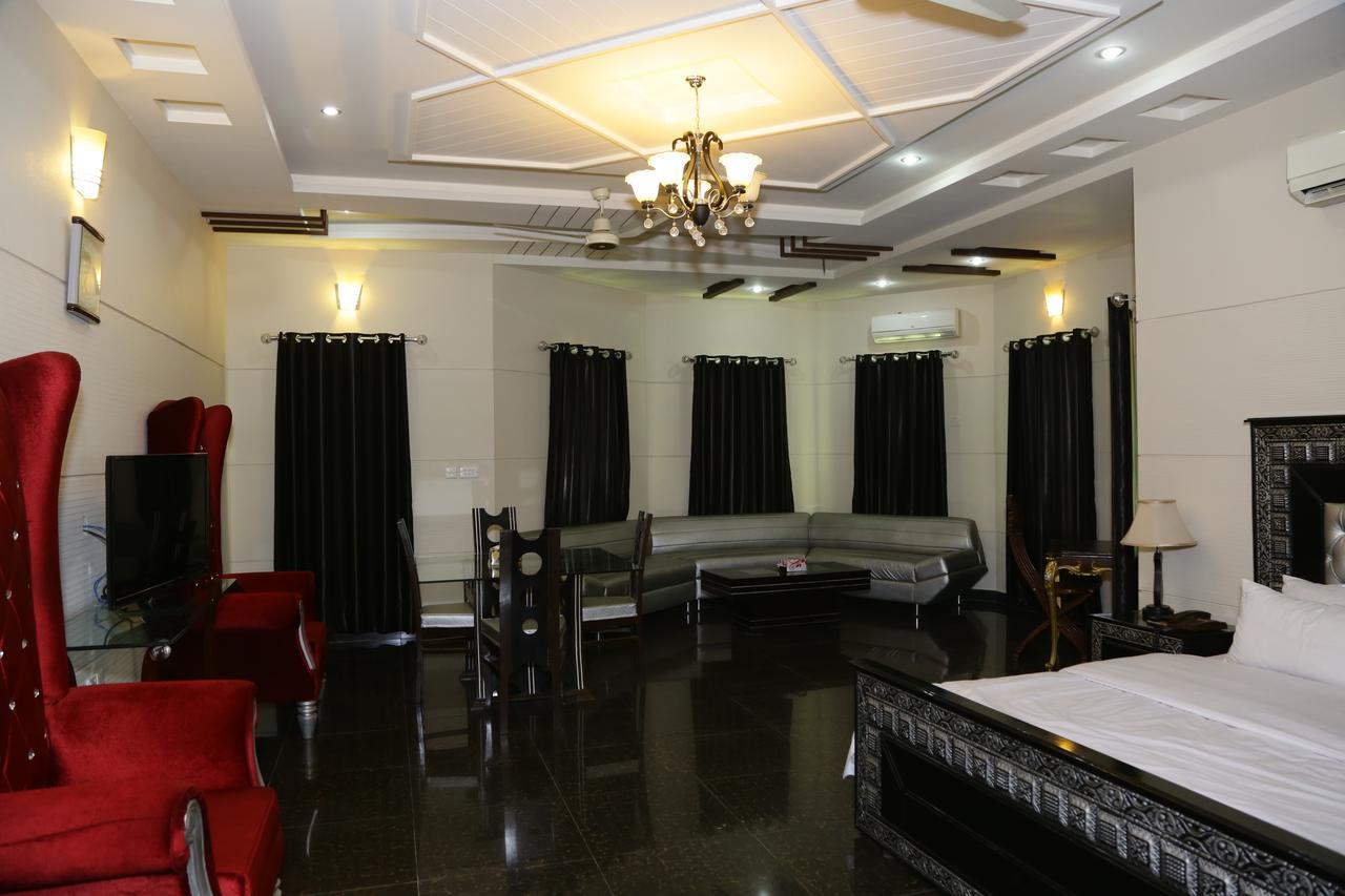 Midway Hotel & Restaurant Sadiqabad Ngoại thất bức ảnh