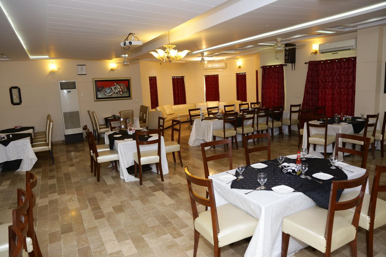 Midway Hotel & Restaurant Sadiqabad Ngoại thất bức ảnh