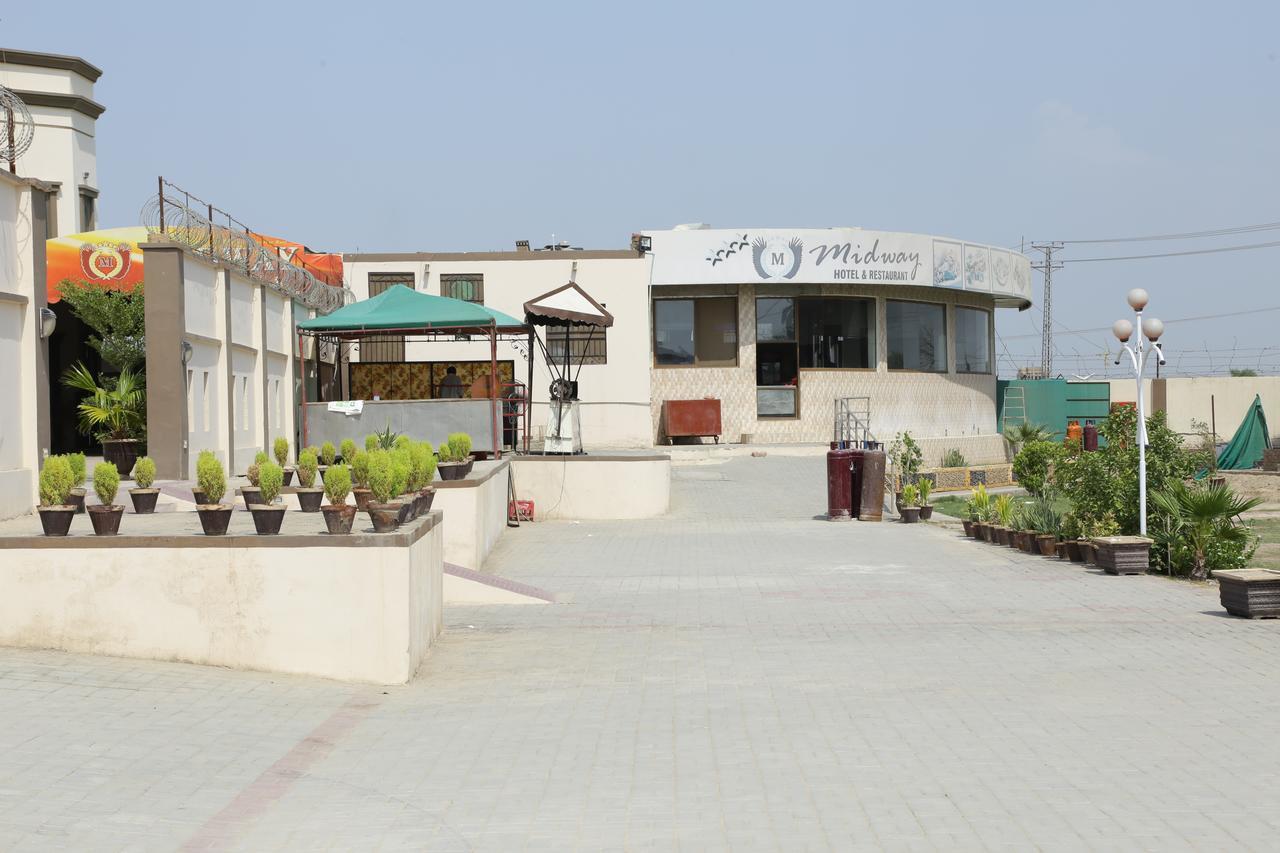 Midway Hotel & Restaurant Sadiqabad Ngoại thất bức ảnh