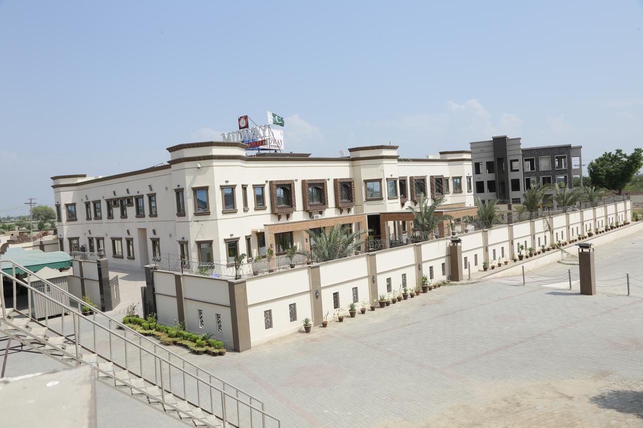 Midway Hotel & Restaurant Sadiqabad Ngoại thất bức ảnh