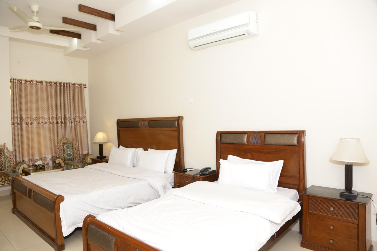 Midway Hotel & Restaurant Sadiqabad Ngoại thất bức ảnh