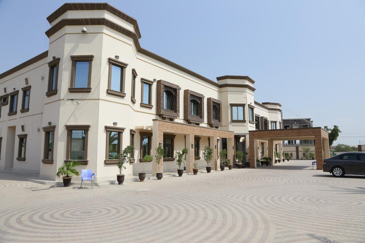 Midway Hotel & Restaurant Sadiqabad Ngoại thất bức ảnh