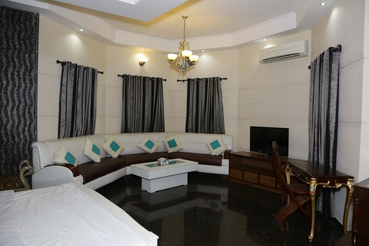 Midway Hotel & Restaurant Sadiqabad Ngoại thất bức ảnh