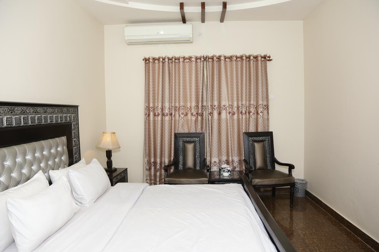 Midway Hotel & Restaurant Sadiqabad Ngoại thất bức ảnh