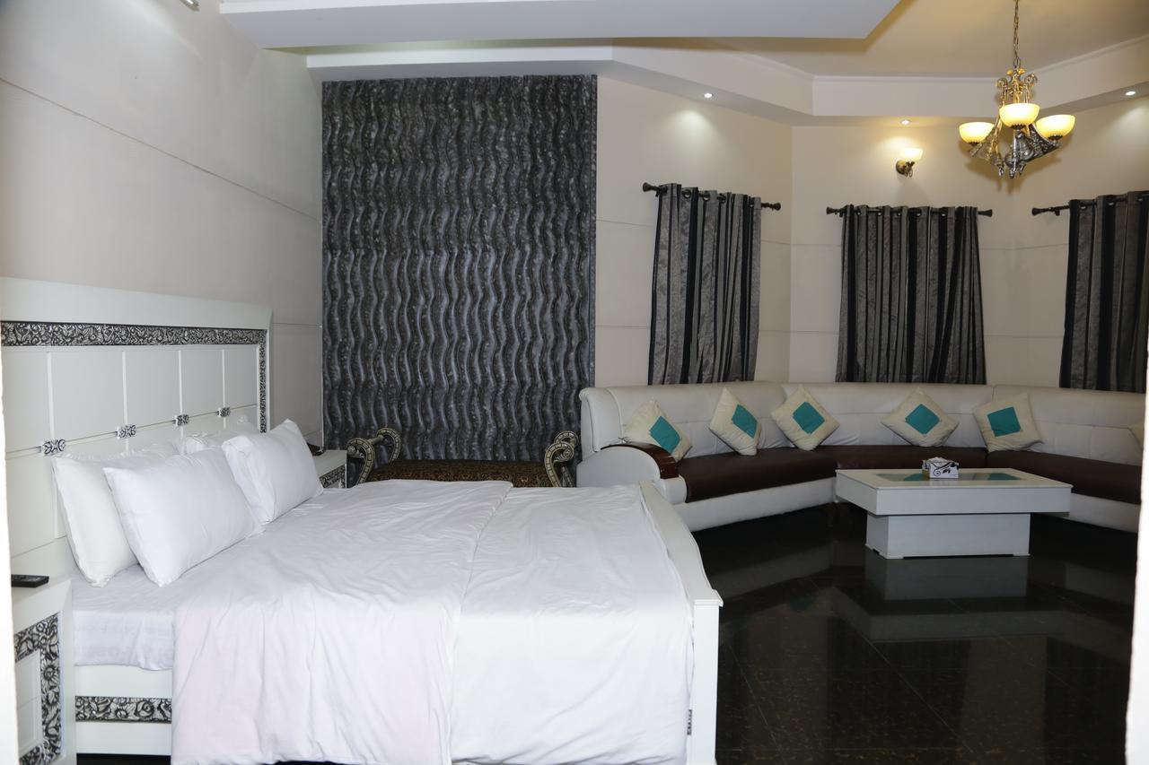 Midway Hotel & Restaurant Sadiqabad Ngoại thất bức ảnh