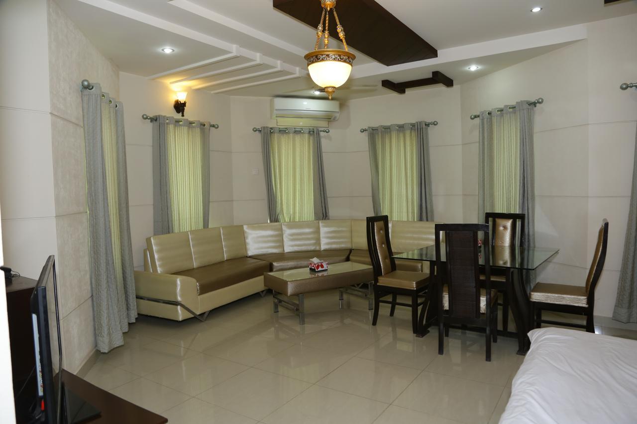Midway Hotel & Restaurant Sadiqabad Ngoại thất bức ảnh