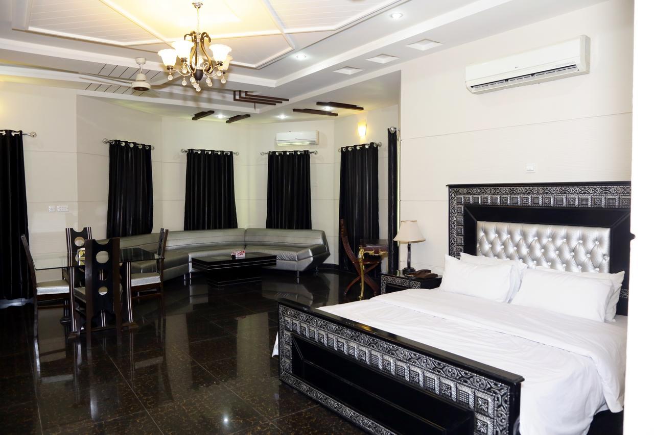 Midway Hotel & Restaurant Sadiqabad Ngoại thất bức ảnh